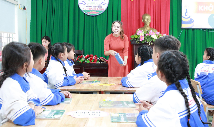 Giáo viên, học sinh cùng nhau khởi động cho 1 tiết học. 4-gv.jpg