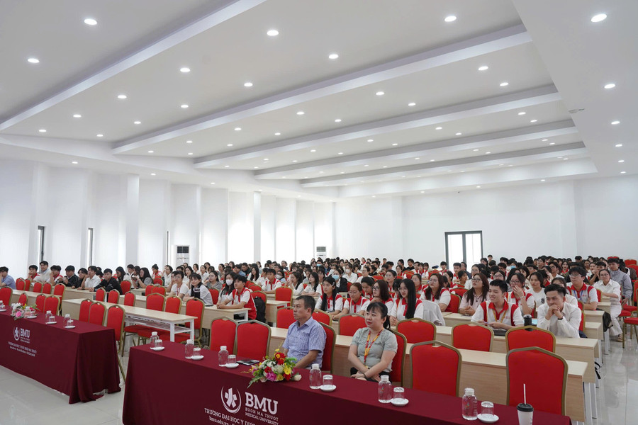 Đội ngũ chuyên môn, sinh viên y khoa nghe bác sĩ Dương Vũ Hớn trao đổi chuỗi chuyên đề chuyên sâu về nhãn khoa. 4-dh.jpg