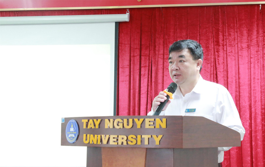 PGS.TS Lê Đức Niêm - Phó Hiệu trưởng Trường Đại học Tây Nguyên phát biểu khai mạc Hội thảo. (Ảnh: TT) img-4533.jpg