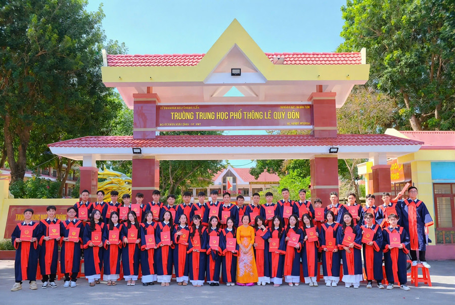 ក្រុមសិស្សថ្នាក់ទី 12 - វិទ្យាល័យ Le Quy Don នៅចុងឆ្នាំសិក្សា 2025-2025 ។ (រូបថត៖ XH) anh-1.jpg