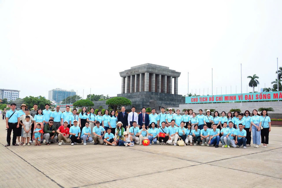 Đoàn công tác của Trường Đại học Y Dược Buôn Ma Thuột (Đắk Lắk) chụp hình lưu niệm trước Lăng Bác. (Ảnh: NT) 4-dhyd.jpg