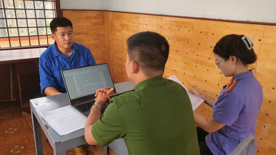 Cơ quan điều tra làm việc với ông Bạch Biên Hòa. (Ảnh: SD) 1-ong-hoa.jpg