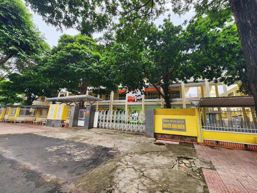 Sắp hết thời hạn, nhưng Trường Tiểu học Nguyễn Bỉnh Khiêm vẫn chưa được chuyển đổi loại hình theo quy định của Bộ GD&ĐT. (Ảnh: TT)