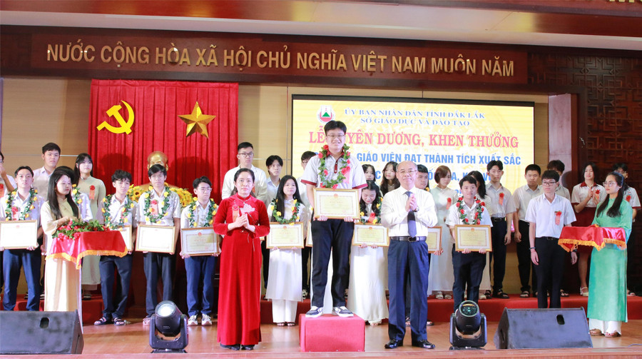Phó Chủ tịch UBND tỉnh Đắk Lắk Trương Công Thái cùng Giám đốc Sở GD&ĐT Lê Thị Thanh Xuân trao Bằng khen, tặng hoa cho học sinh giỏi quốc gia năm học 2024-2025. (Ảnh: Thành Tâm) 2-d-d.jpg