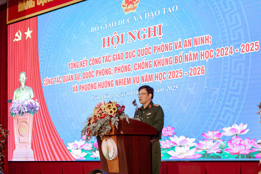 Thiếu tướng Trần Ngọc Thanh - Vụ trưởng Vụ Giáo dục QPAN, Bộ GD&ĐT phát biểu tại Hội nghị. (Ảnh: KP) tuong.jpg