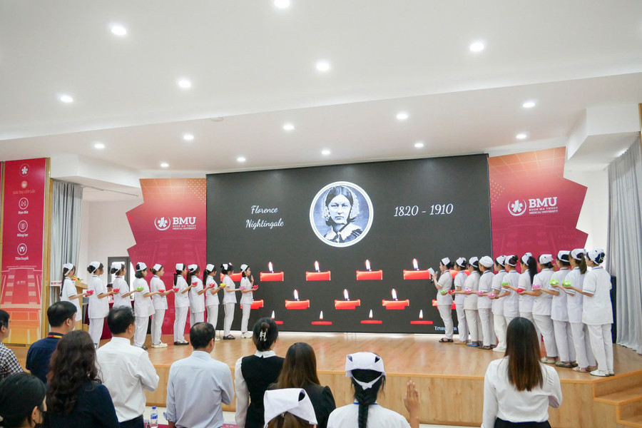 Nghi thức tuyên thệ Florence Nightingale do sinh viên Trường Đại học Y Dược Buôn Ma Thuột thực hiện. (Ảnh: TT)