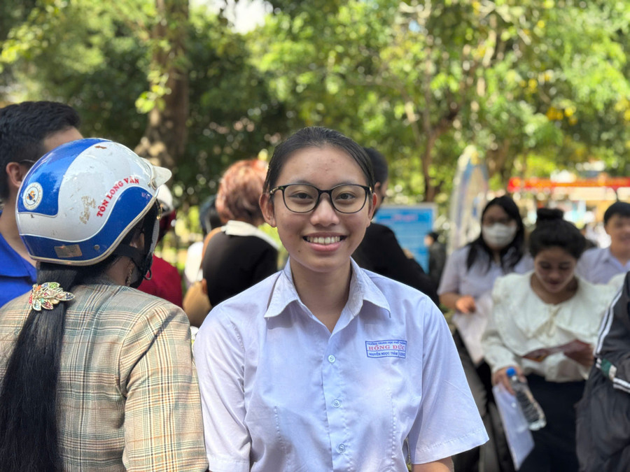 Thí sinh Ngọc Trâm dự thi tại điểm thi Trường THPT Hồng Đức. (Ảnh : TT) 1000031001.jpg