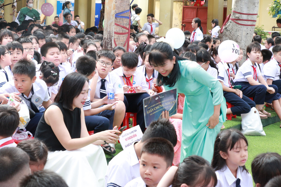 Niềm vui của phụ huynh, giáo viên khi các em học sinh đạt kết quả cao tại các cuộc thi, kỳ thi. (Ảnh: Thành Tâm) 3.jpg