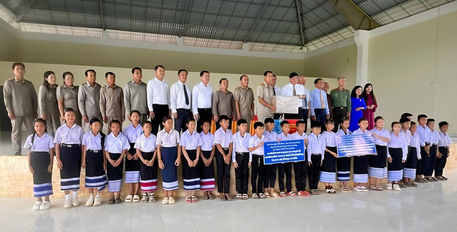 Hội Hữu nghị Việt Nam - Lào tỉnh Lâm Đồng tặng quà cho học sinh nghèo vượt khó tại Lào. (Ảnh: CTV)