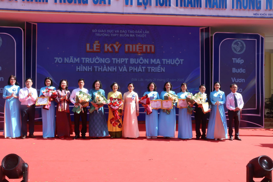 Giám đốc Sở GD&ĐT Đắk Lắk tặng Giấy khen cho giáo viên Trường THPT Buôn Ma Thuột.