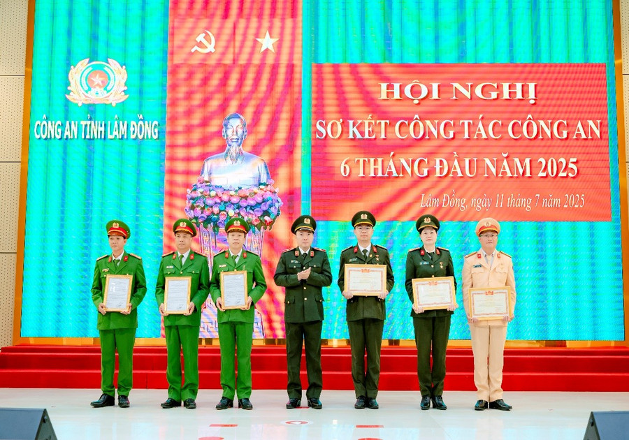Thiếu tướng Trương Minh Đương - Giám đốc Công an tỉnh Lâm Đồng trao thưởng cho các đơn vị. (Ảnh: NY)