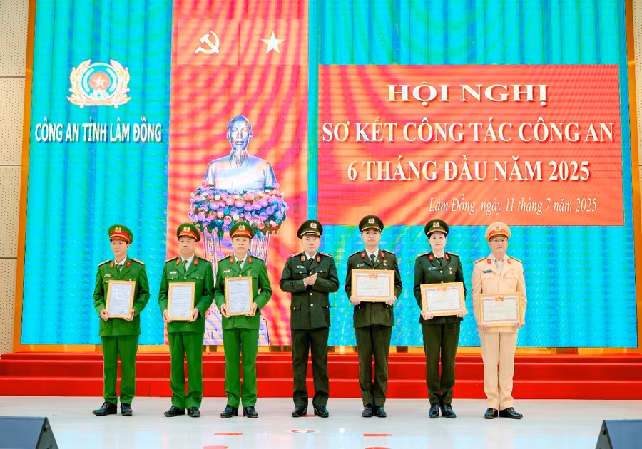 Thiếu tướng Trương Minh Đương - Giám đốc Công an tỉnh Lâm Đồng trao thưởng cho các đơn vị. (Ảnh: NY)