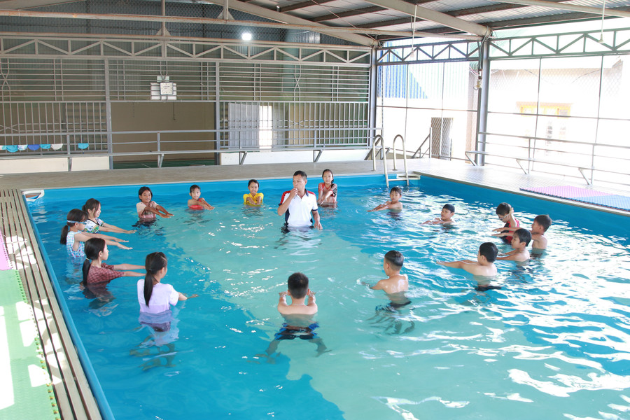 Học sinh Trường Tiểu học La Văn Cầu, huyện Ea Kar được rèn luyện kỹ năng an toàn dưới nước. (Ảnh: Thành Tâm)
