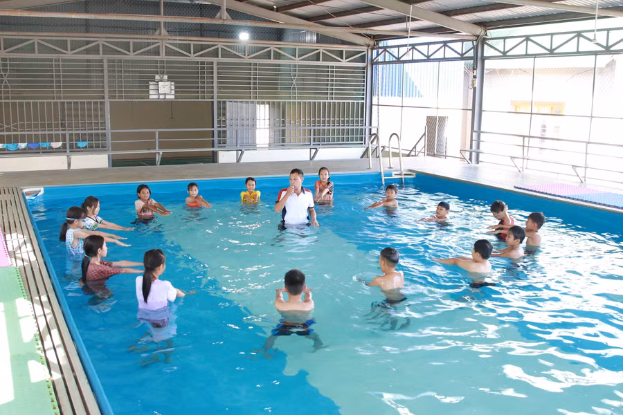 Học sinh Trường Tiểu học La Văn Cầu, huyện Ea Kar được rèn luyện kỹ năng an toàn dưới nước. (Ảnh: Thành Tâm)