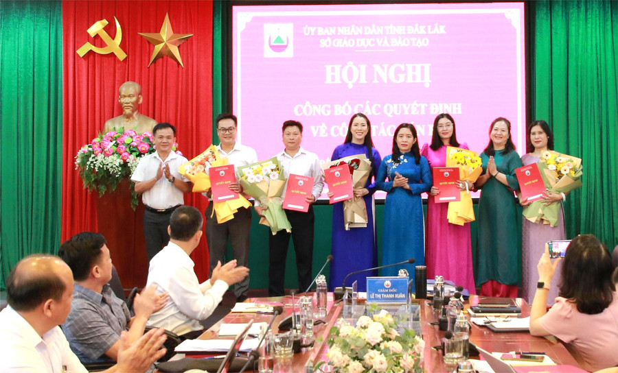 Lãnh đạo sở GD&ĐT trao quyết định bổ nhiệm lại phó hiệu trưởng các trường THPT và phó giám đốc Trung tâm GDTX tỉnh. (Ảnh: Thành Tâm) 3.jpg