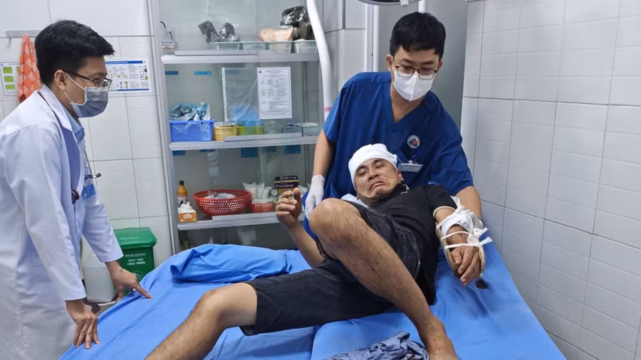 Ông Mỹ bị đánh trọng thương được đưa đi cấp cứu. (Ảnh: CA)