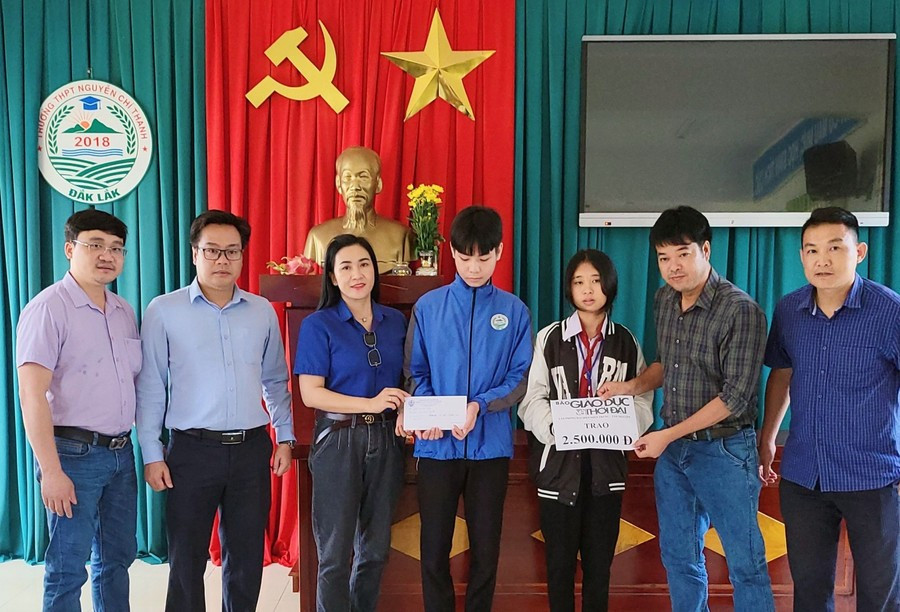 Cô Nguyễn Thị Xuân Hương (thứ 3 từ trái qua) nhận đỡ đầu 1 học sinh có hoàn cảnh khó khăn tại Trường THPT Nguyễn Chí Thanh. (Ảnh: TT) trao-ho-tro1.jpg