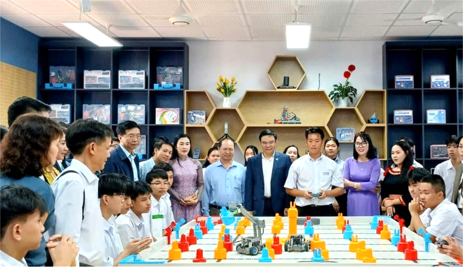 Đại biểu tham quan Phòng thực hành STEM và chứng kiến học sinh tranh vận hành robot. (Ảnh: NTCC)