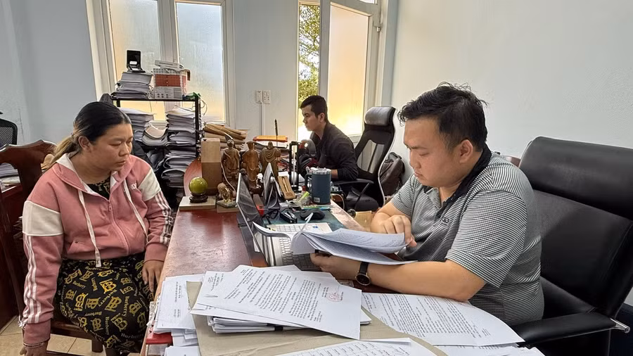 Nguyễn Thị Phương Liên (bên trái) tại cơ quan Công an. (Ảnh: SĐ)