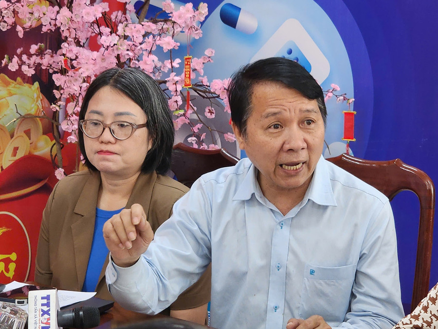 Ông Nguyễn Đăng Giáp, Giám đốc Bệnh viện Đa khoa vùng Tây Nguyên trả lời các cơ quan báo chí. (Ảnh: Thành Tâm) bv-giap.jpg