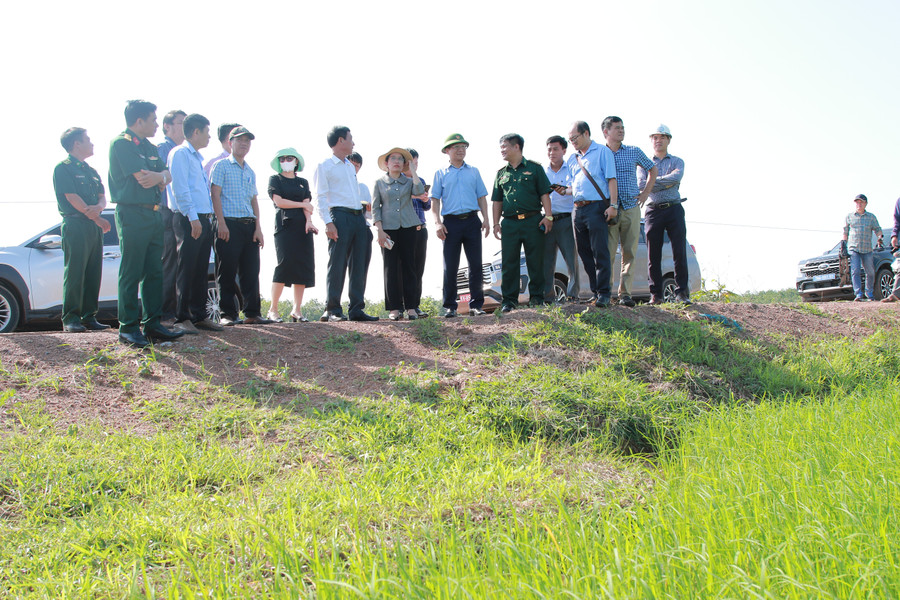 Đoàn khảo sát thực tế tại xã Ea Bung. (Ảnh: TT) img-8851.jpg