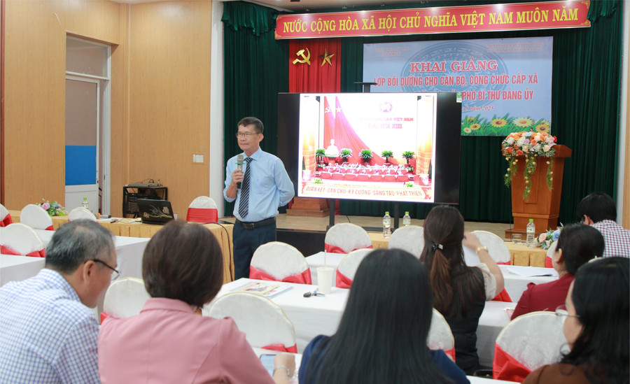 TS Vũ Xuân Thủy, Học viện Chính trị Khu vực III - Đà Nẵng báo cáo chuyên đề 1. (Ảnh: Thành Tâm) img-0591.jpg