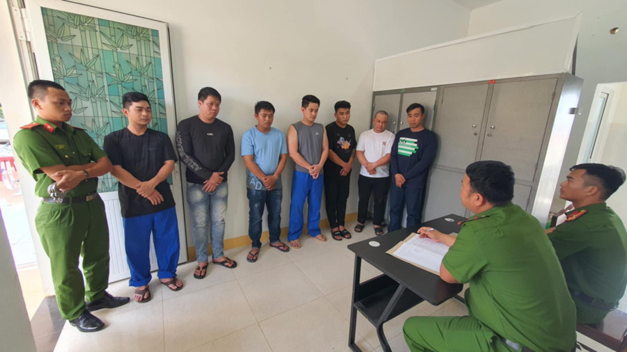 Công an lấy lời khai của nhóm 7 người đập phá quán phở ở Ea Kar, Đắk Lắk. (Ảnh: SĐ)