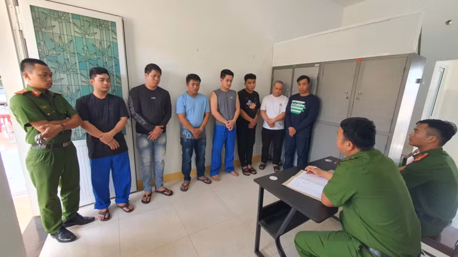 Công an lấy lời khai của nhóm 7 người đập phá quán phở ở Ea Kar, Đắk Lắk. (Ảnh: SĐ)