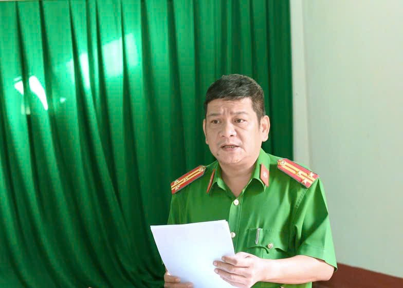 Thượng tá Dương Tấn Bình – Phó Giám thị Trại Tạm giam số 1 trao đổi với Báo GD&TĐ. z7294291317865-da89147005a3481d0304a5ff79b05fca.jpg