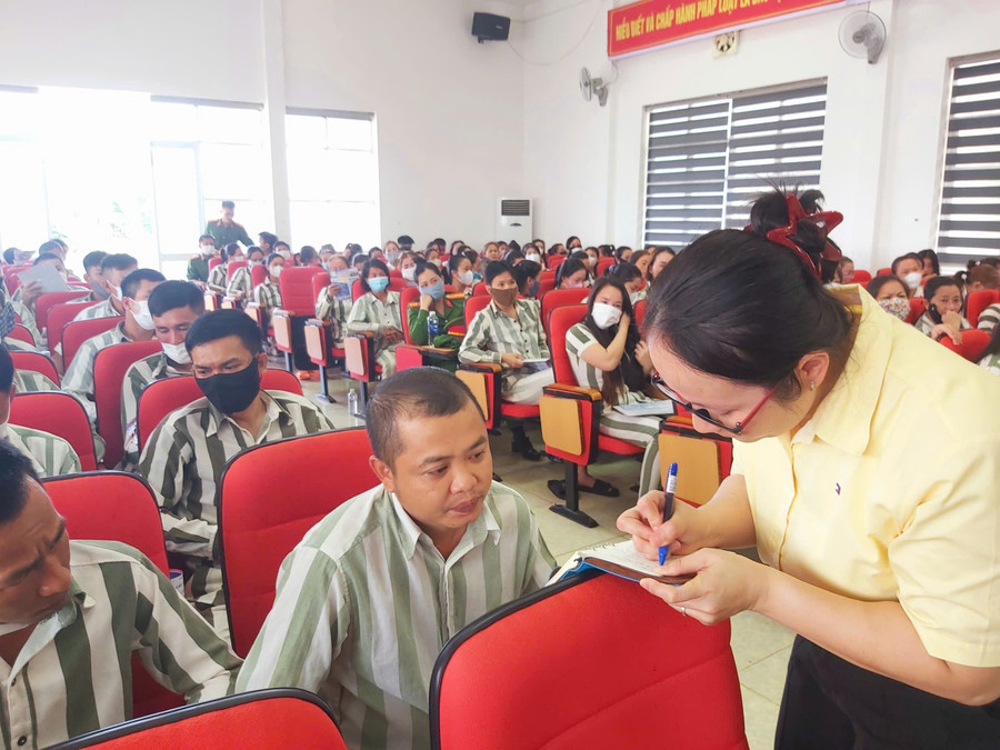 Đại diện đơn vị đào tạo nghề ghi lại câu hỏi của các phạm nhân tại Trại giam Đắk Trung. (Ảnh: TT) thong-tin.jpg
