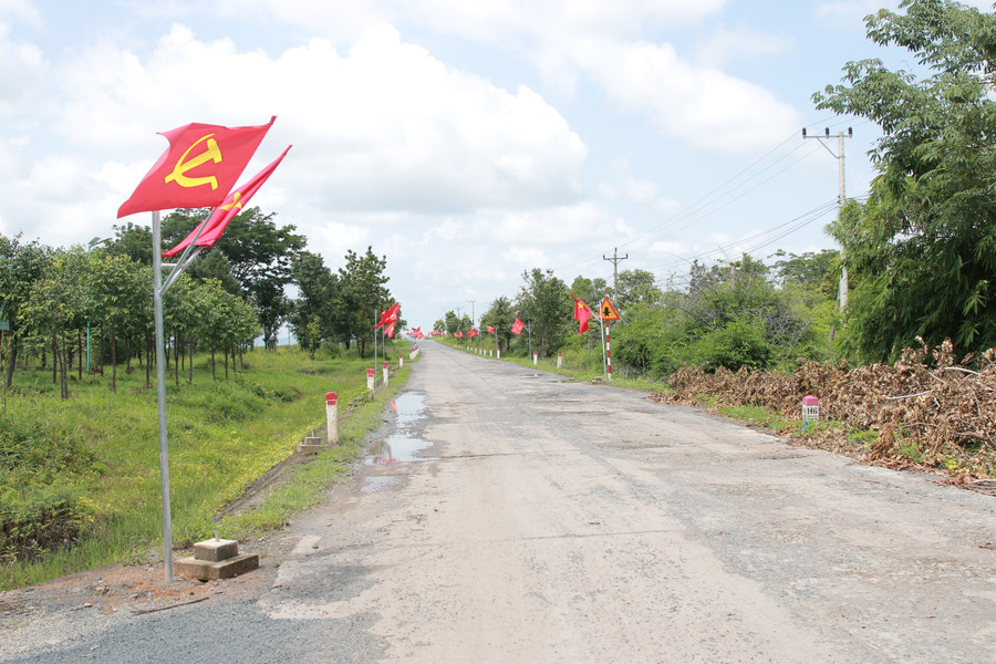 Khu đất (bên trái) xã Ia Rvê (Đắk Lắk) dự kiến xây dựng trường phổ hông nội trú liên cấp. (Ảnh: TT) img-9083.jpg
