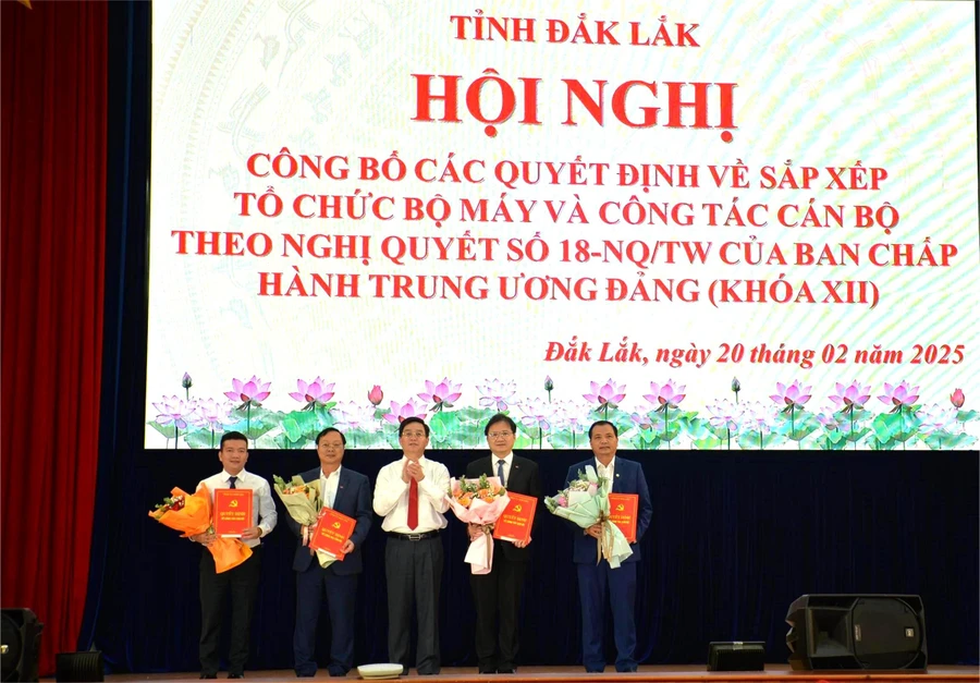 Bí thư Tỉnh ủy Đắk Lắk Nguyễn Đình Trung trao Quyết định bổ nhiệm lãnh đạo Ban Tuyên giáo và Dân vận. (Ảnh: NL)