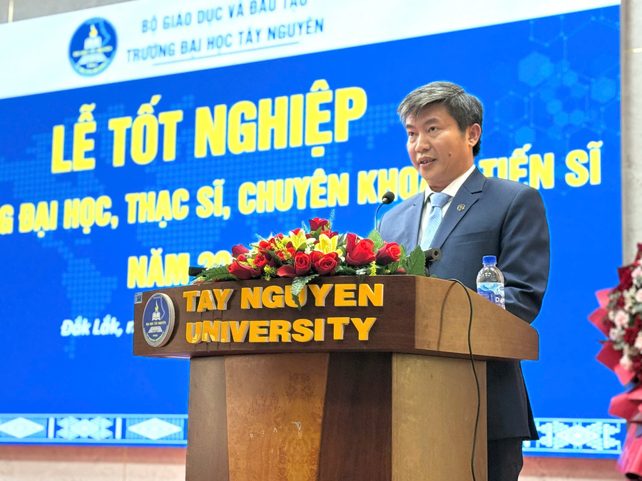 TS Nguyễn Thanh Trúc - Hiệu trưởng Trường Đại học Tây Nguyên phát biểu khai mạc lễ trao bằng tốt nghiệp năm 2025. (Ảnh: NA)
