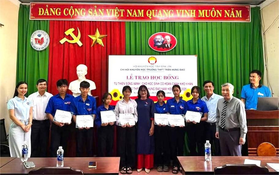 Hội Khuyến học Đắk Lắk trao học bổng cho học sinh vùng căn cứ H9. (Ảnh: ĐT)
