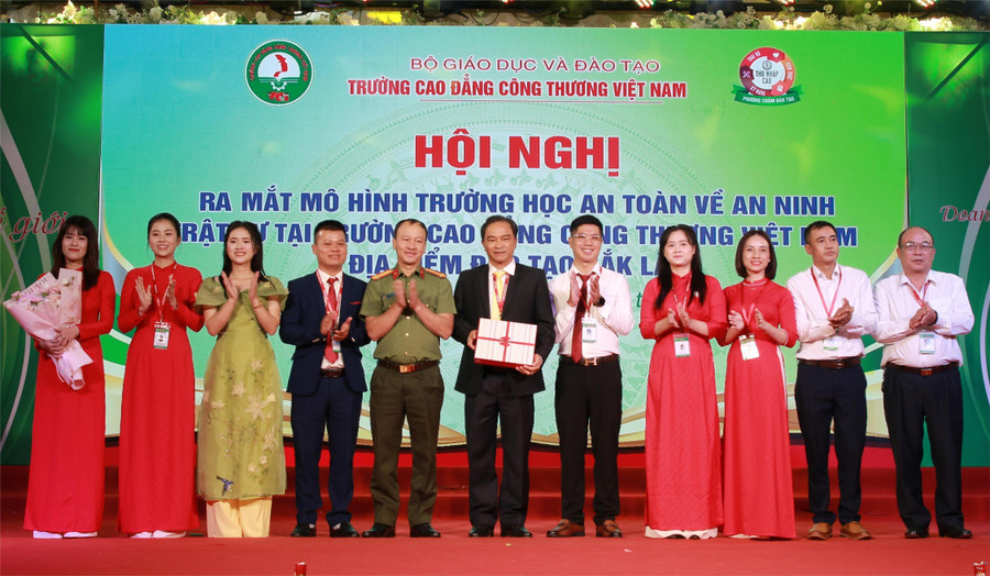 Đại diện Công an tỉnh Đắk Lắk chúc mừng mô hình "Trường học an toàn về an ninh trật tự". (Ảnh: TT)