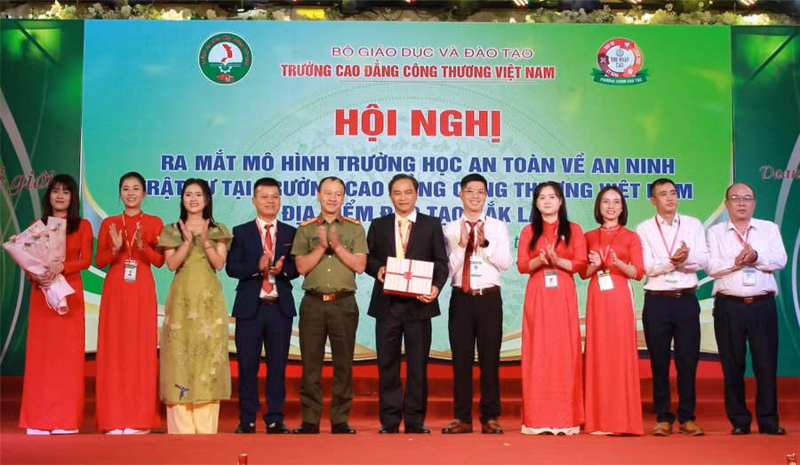 Đại diện Công an tỉnh Đắk Lắk chúc mừng mô hình "Trường học an toàn về an ninh trật tự". (Ảnh: TT)