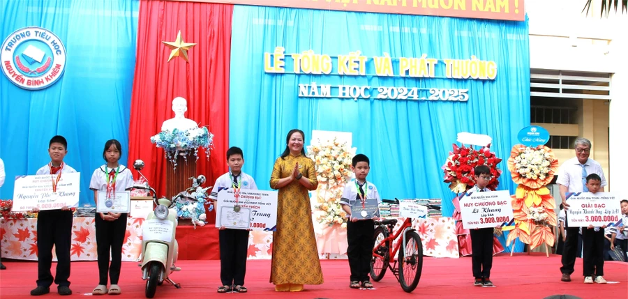 Trường Tiểu học dân lập Nguyễn Bỉnh Khiêm (Đắk Lắk) tổ chức tổng kết và phát thưởng năm học 2024-2025. (Ảnh: Thành Tâm)