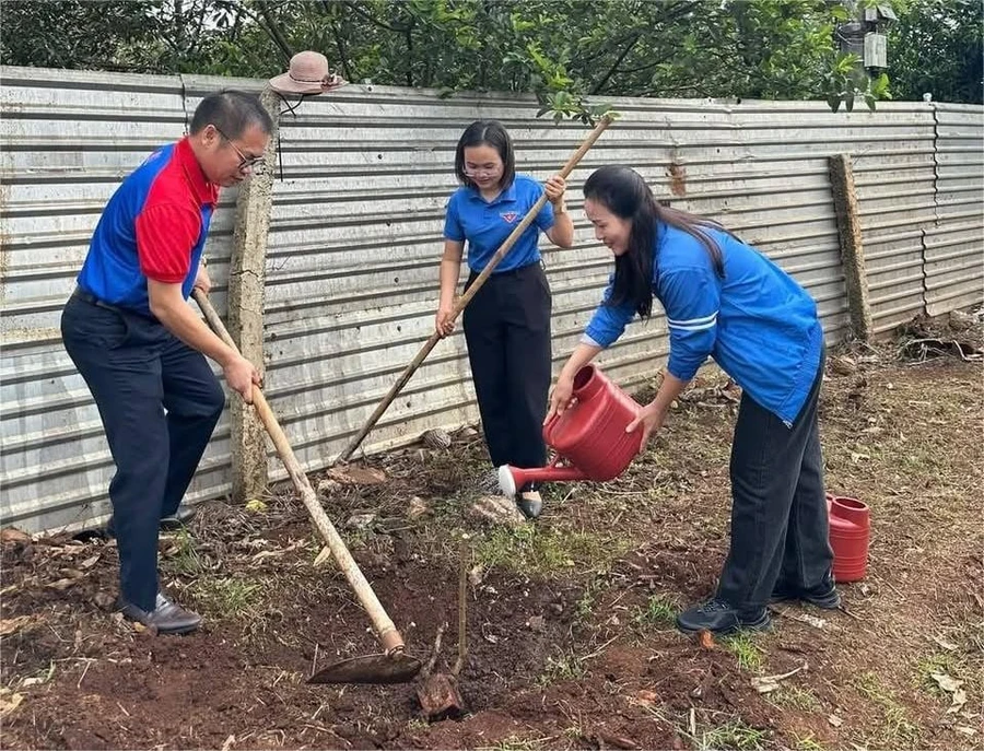 Tuổi trẻ Buôn Ma Thuột triển khai Chương trình trồng cây “Đời đời nhớ ơn Bác Hồ”. (Ảnh: TĐ)