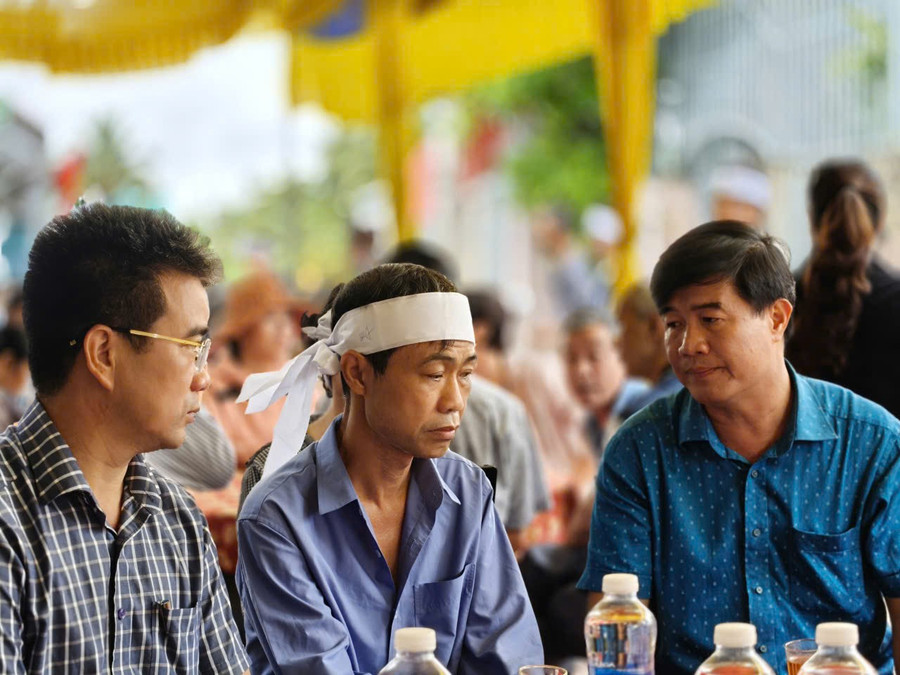 Phó Chủ tịch UBND tỉnh Đắk Lắk Nguyễn Thiên Văn (ngoài cùng bên phải) thăm hỏi, động viên gia đình nạn nhân trong vụ thảm án. (Ảnh: TT)