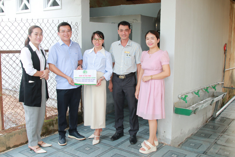 Bác sĩ Mai Văn Đỏ (thứ 2 từ trái qua) bàn giao công trình vệ sinh cho Trường Mầm non Tuổi Ngọc, xã Ea Wy. img-4235.jpg