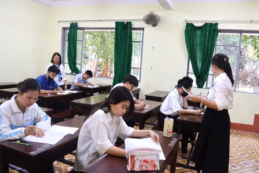 Học sinh trường THPT Buôn Ma Thuột, Đắk Lắk tham dự Kỳ thi thử tốt nghiệp THPT năm 2025. (Ảnh: TT)
