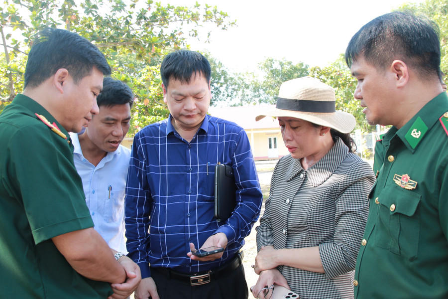 Đoàn khảo sát kiểm tra bản đồ quy hoạch các loại đất khu vực đề nghị xây trường. (Ảnh: TT) img-8801.jpg