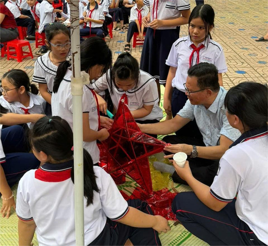Thầy chủ nhiệm cùng học sinh lớp 5A6 làm lồng đèn Trung thu. (Ảnh: CR) nct2.jpg