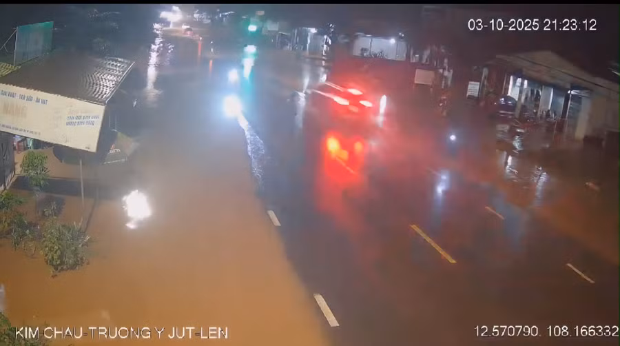 Hiện trường vụ tai nạn. (Ảnh cắt từ clip)