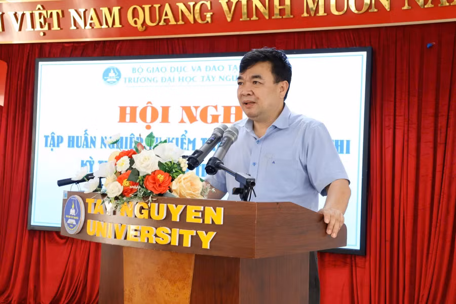 PGS.TS Lê Đức Niêm - Phó Hiệu trưởng Trường Đại học Tây Nguyên quán triệt Quy chế thi. (Ảnh: TT)