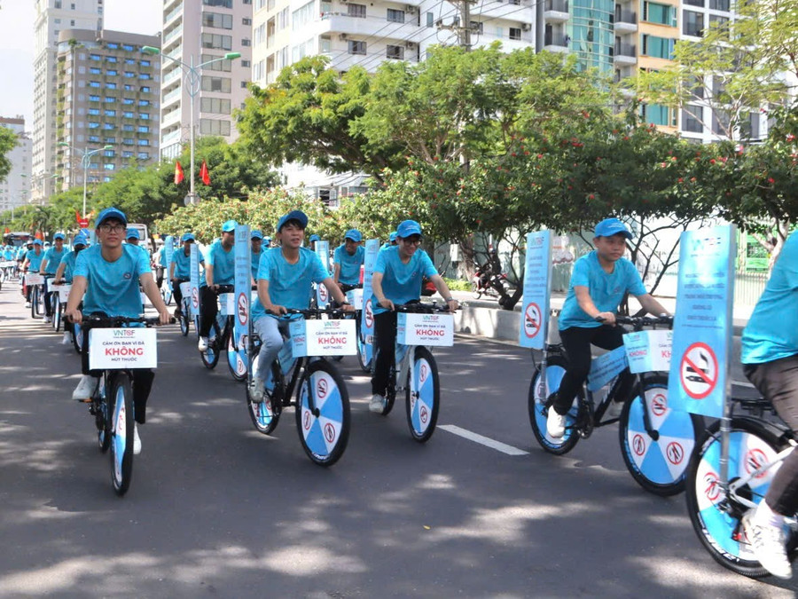 Khánh Hòa gửi đi thông điệp "Hãy lựa chọn nhà hàng, khách sạn không khói thuốc. (Ảnh: Thành Tâm) 1-thuoc-la.jpg