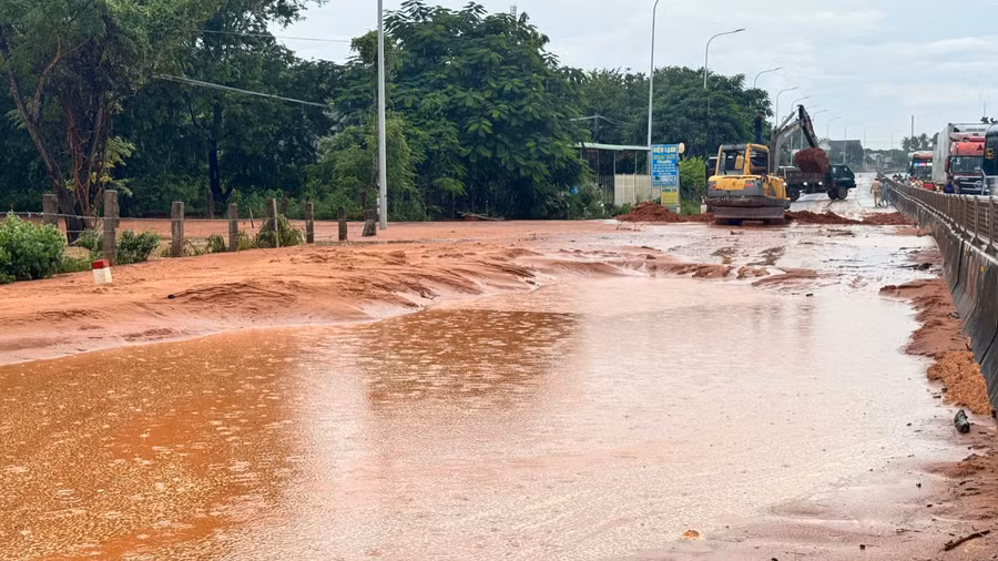 Cát đỏ tràn xuống mặt đường quốc lộ 1A đoạn qua xã Lương Sơn, tỉnh Lâm Đồng. (Ảnh: QT)