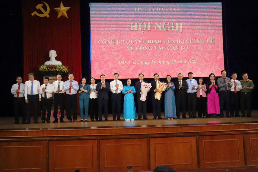 Tập thể Ban Thường vụ Tỉnh ủy Đắk Lắk chúc mừng tân Bí thư Lương Nguyễn Minh Triết. (Ảnh: TG) tt-btv.jpg