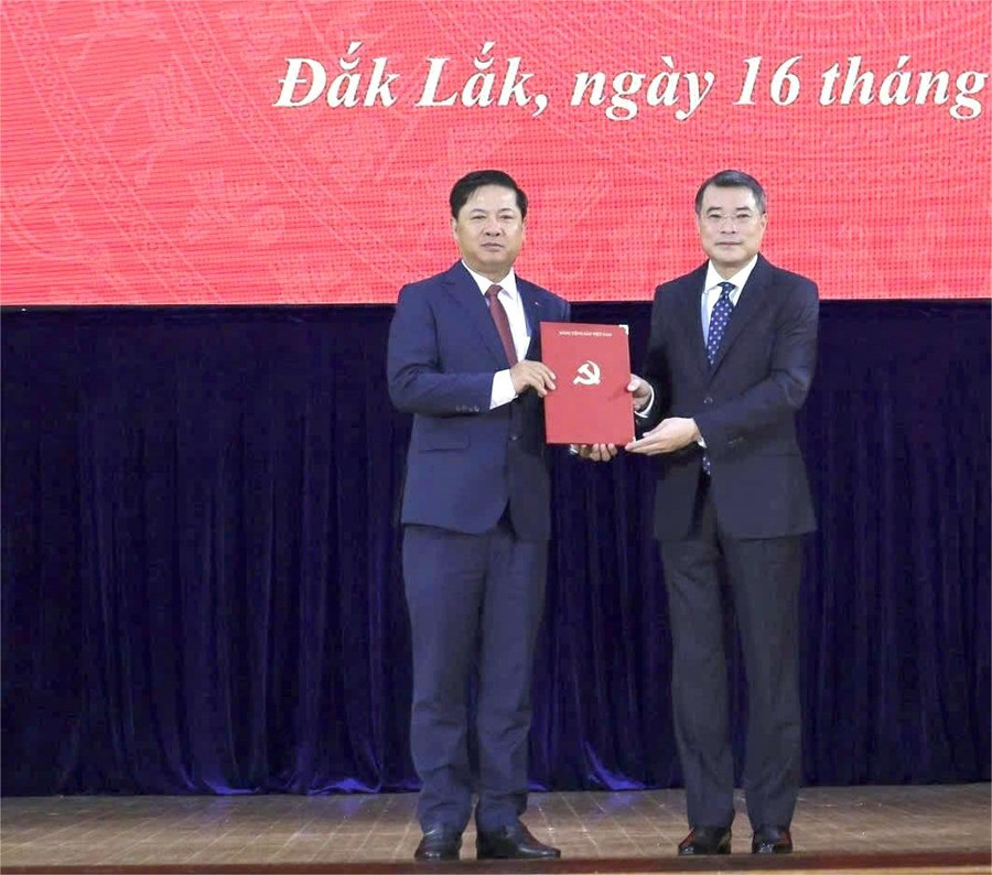 Ông Lê Minh Hưng - Trưởng Ban Tổ chức Trung ương trao quyết định cho tân Bí thư Tỉnh ủy Đắk Lắk. (Ảnh: NG) bt-trao.jpg