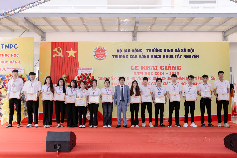 Trao tặng học bổng cho học sinh, sinh viên đạt thành tích năm học 2024 - 2025. (Ảnh: BK) a6.jpg